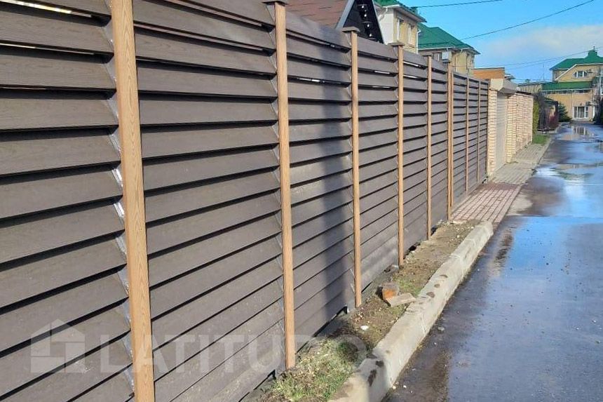 Забор-жалюзи из террасной доски ДПК с откатными воротами